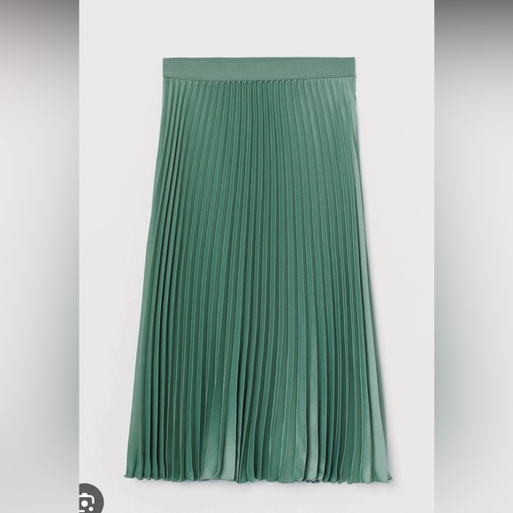 H&M Dresses & Skirts - H&M Midi pleated skirt - size Medium